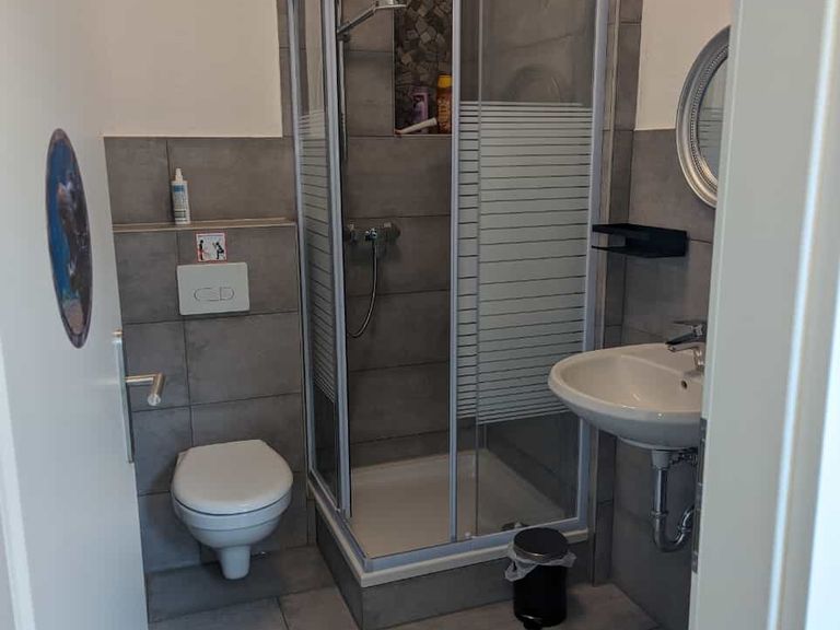 Badezimmer mit Dusche, WC und Waschmaschine