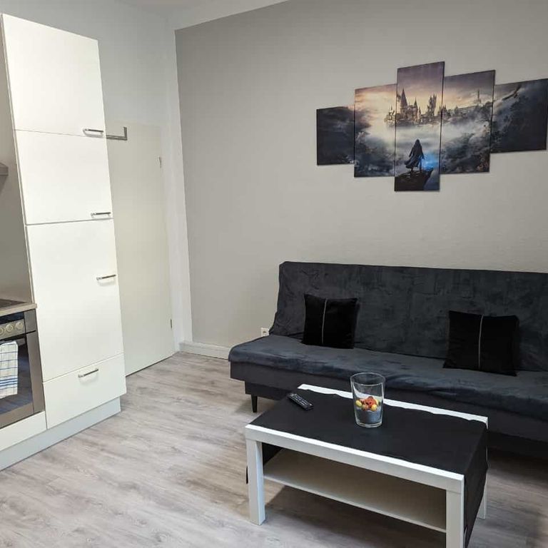 Wohnzimmer mit Eckcouch und Couchtisch