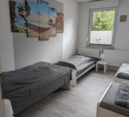 Badezimmer mit Dusche und Waschmaschine